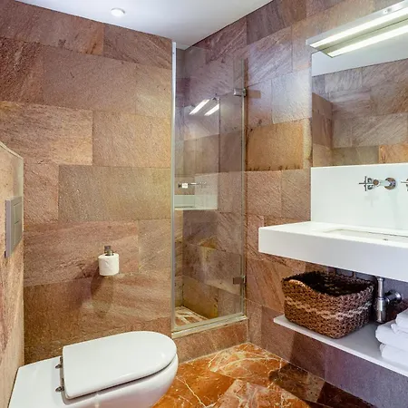 Con Infinity Pool Вилла